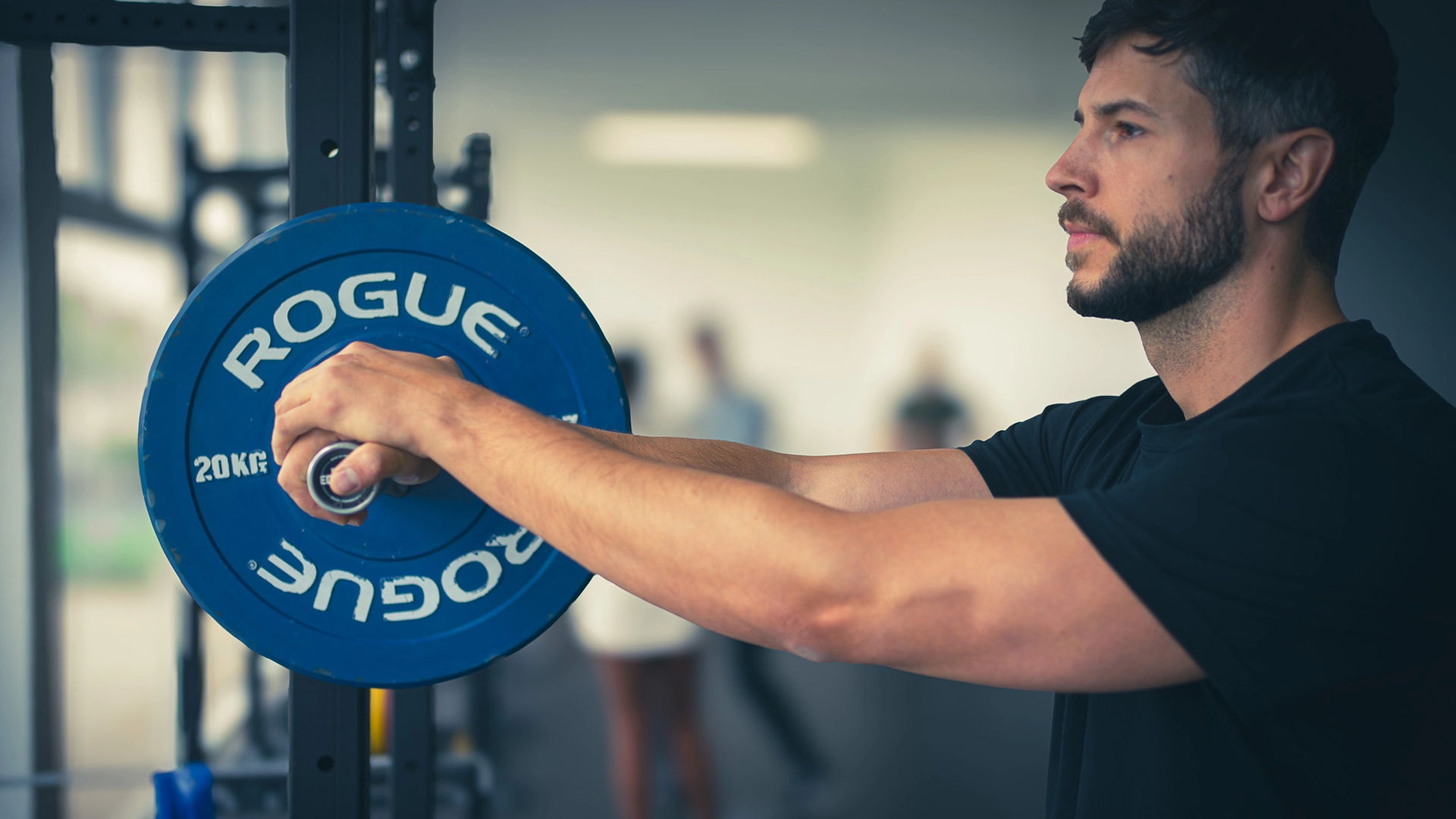 Sportler stützt sich auf Fitnessgerät ab