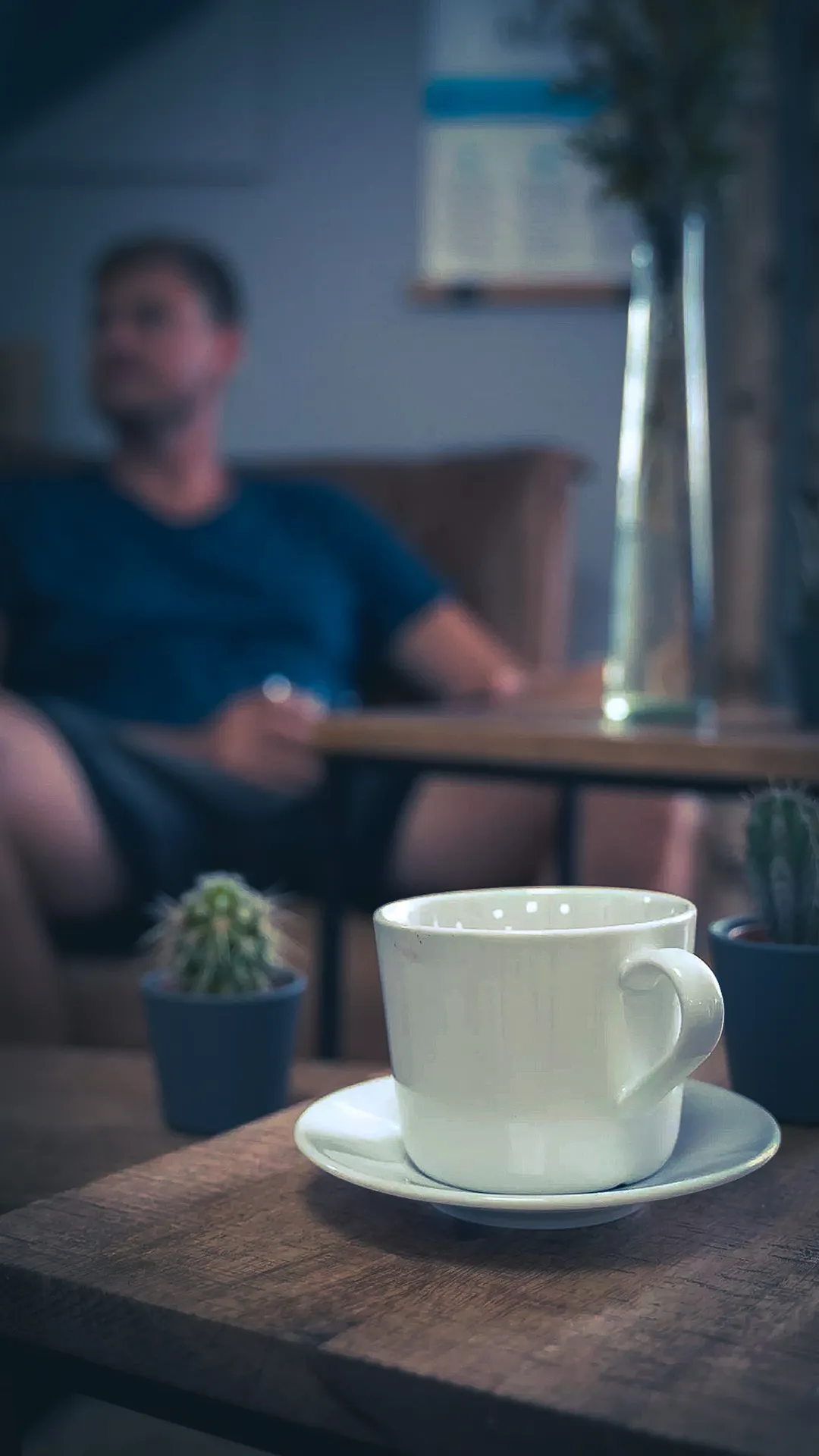 Kaffeetasse vor unscharfem HIntergrund