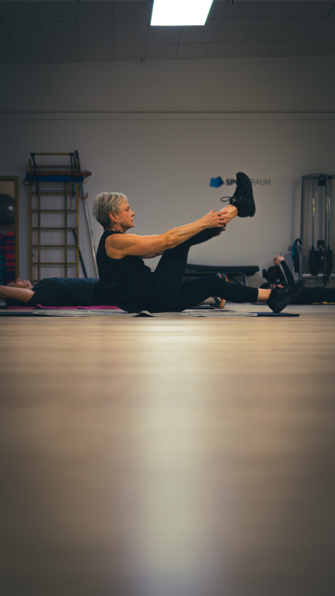 Eine Teilnehmerin macht einen Situp mit angwinkeltem Bein