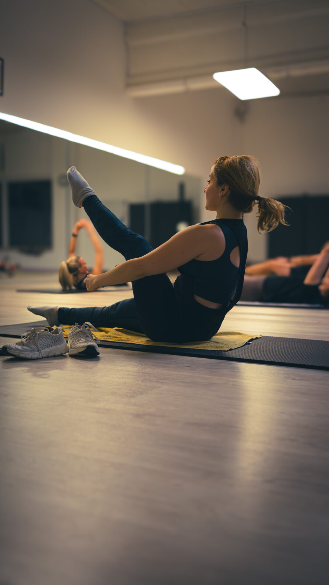 Eine Teilnehmerin macht einen Sit-up mit abgestrecktem Bein