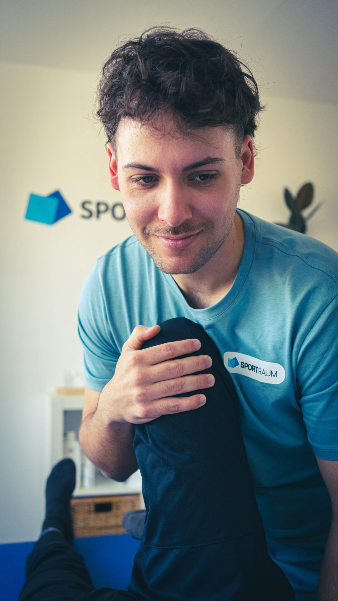 Der Osteopath behandelt das Kniegelenk während einer Behandlung