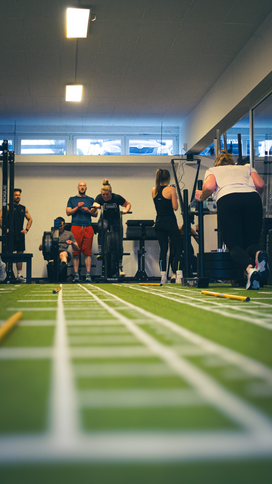 Teilnehmende sind im Training – es wird ein Schlitten geschoben und Cardiofitness gemacht