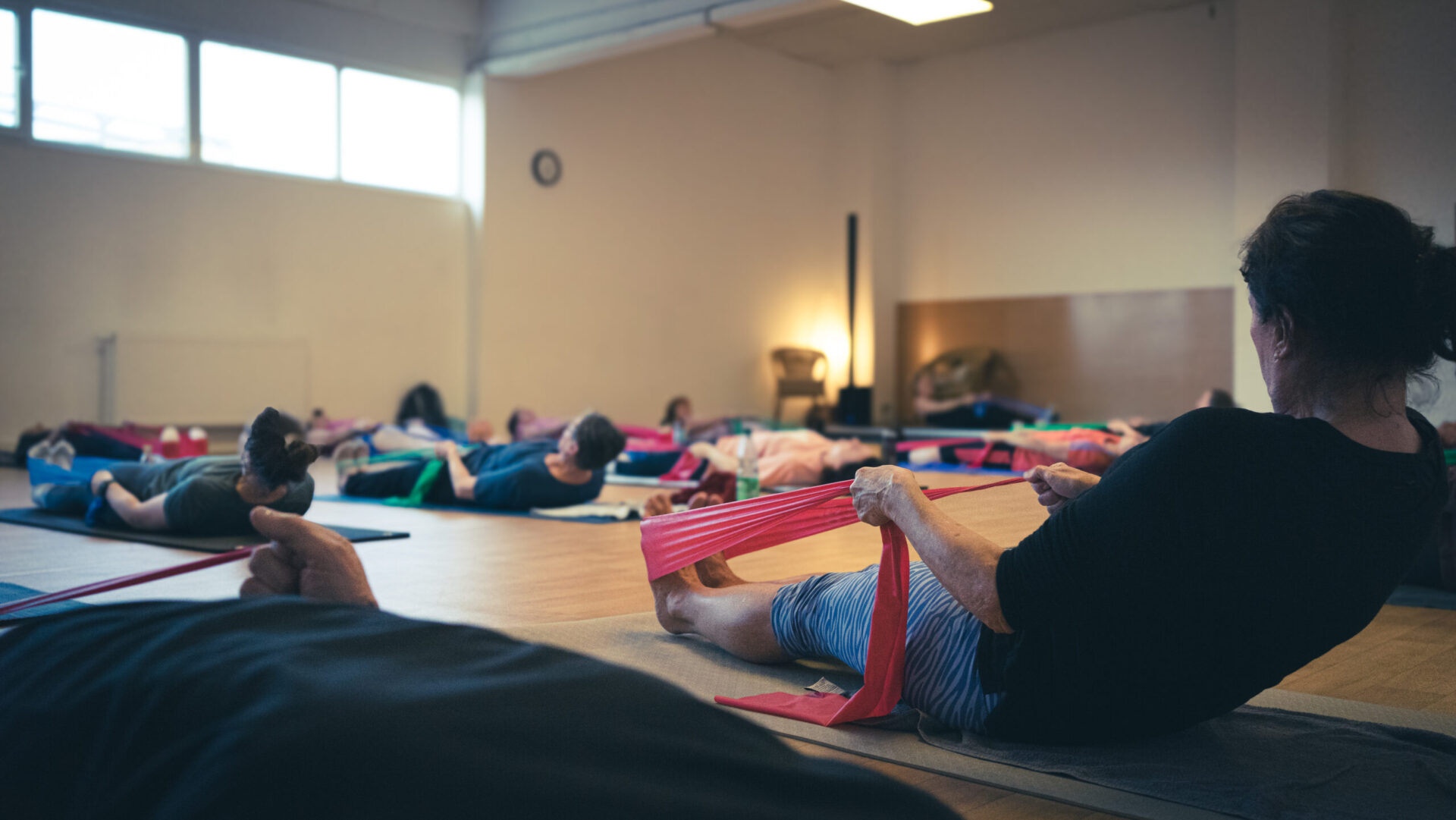 Pilates Kurs im Sportraum Mainz bei einer Bänderübung für die Füße