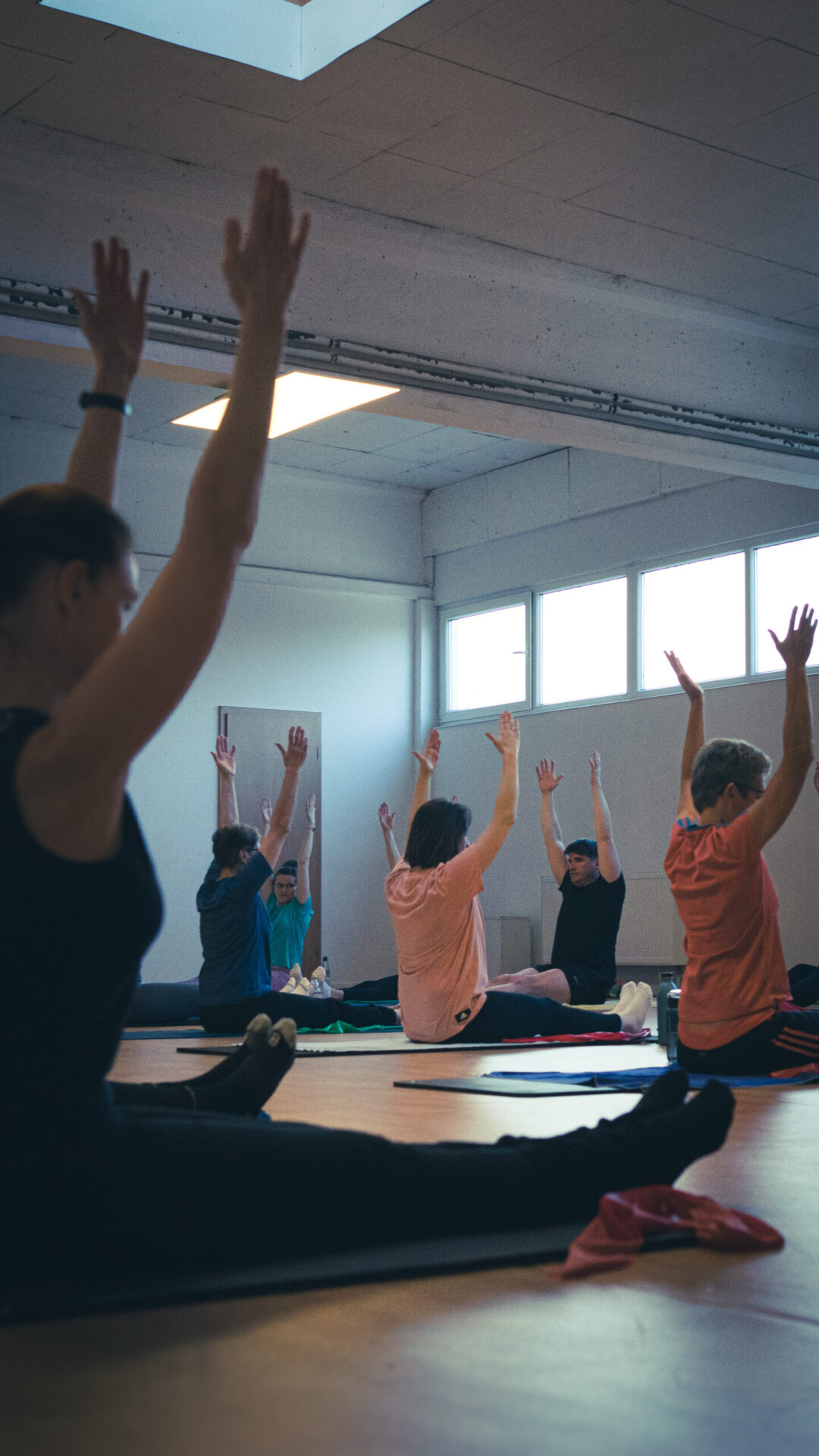 Gruppenübung für Pilates im Sportraum Mainz mit den Armen Richtung Kursdecke