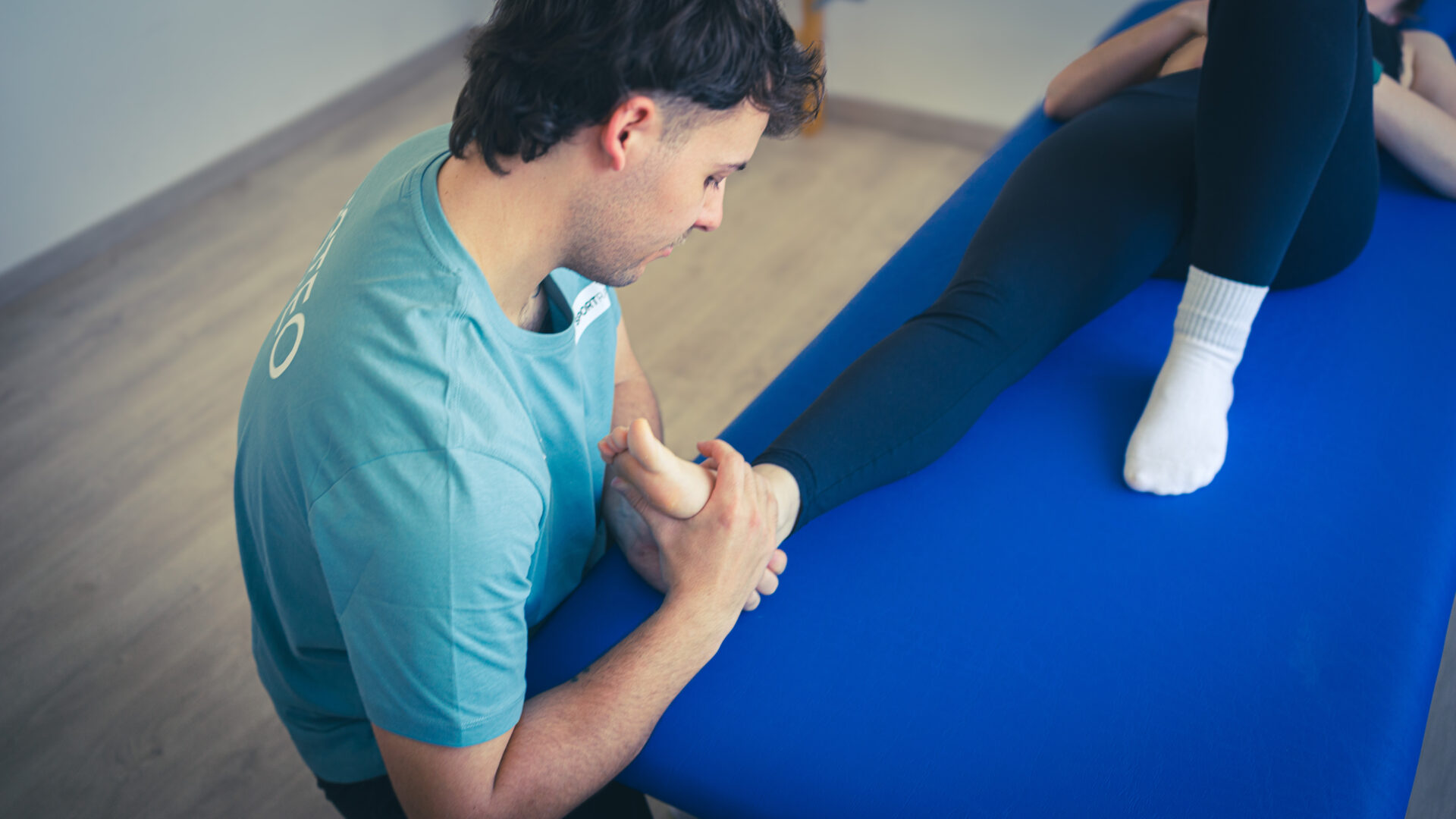 Behandlung von sportbedingten Schmerzen am Fuß durch den Osteopathen